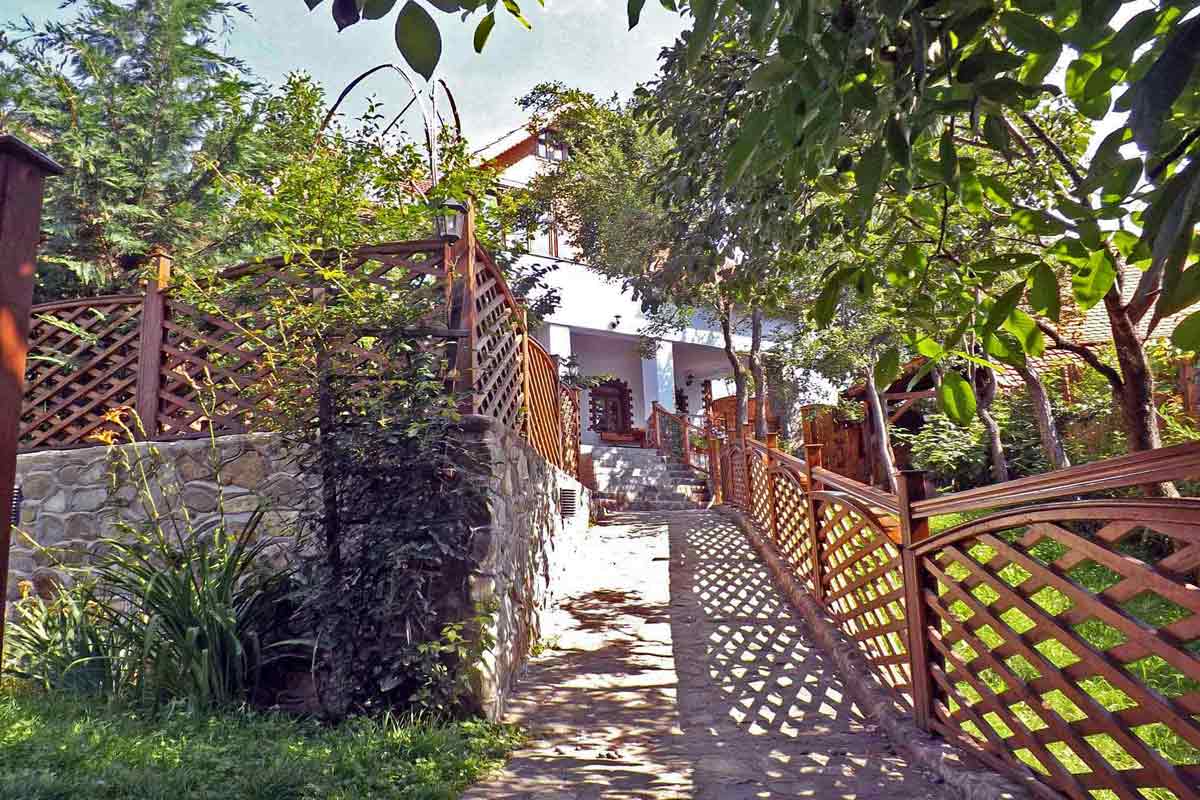 sibiu ferienvilla rumänien in den karpaten transsilvaniens | ferienhaus mit kamin, süd-terrasse, garten, parkplatz